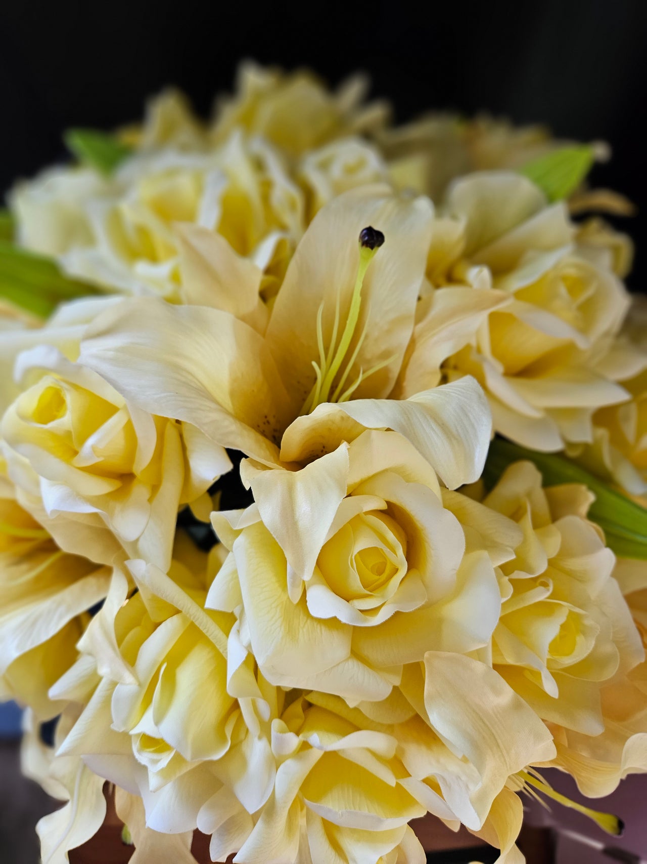*NEW* LUXURY VERSAILLES LILIES & ROSES BOUQUET - YELLOW - GOLD BADGE - VLR08