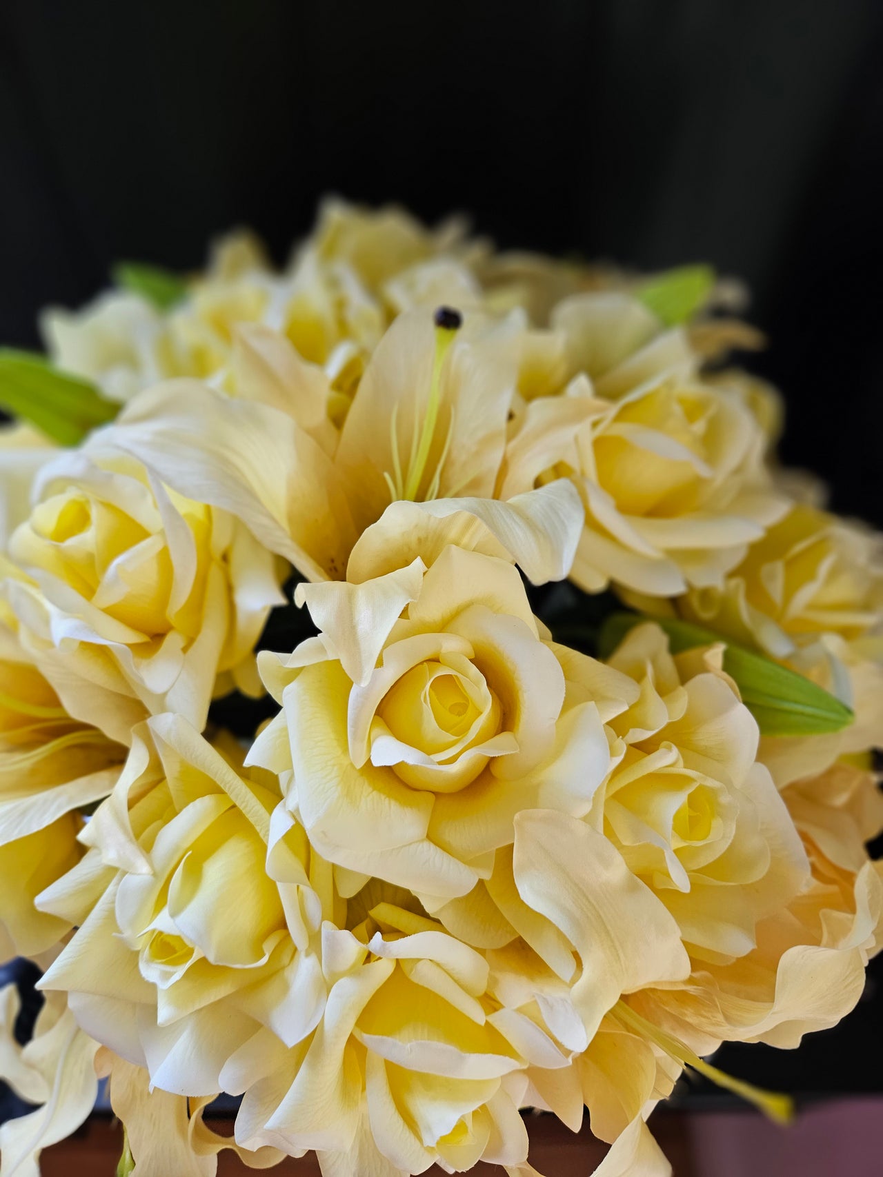 *NEW* LUXURY VERSAILLES LILIES & ROSES BOUQUET - YELLOW - GOLD BADGE - VLR08